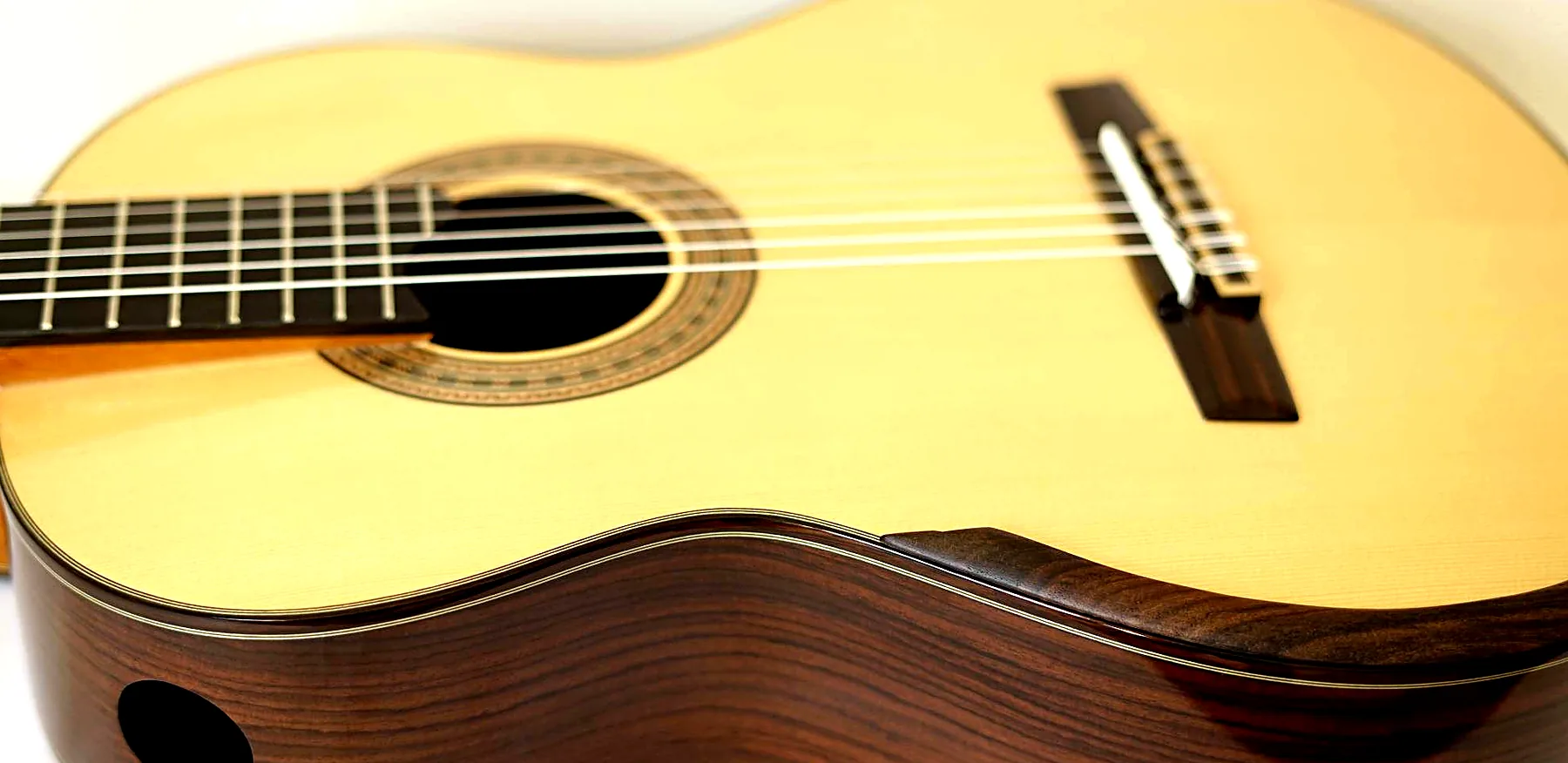 Arrius classical guitar with an additional resonance port in the upper side